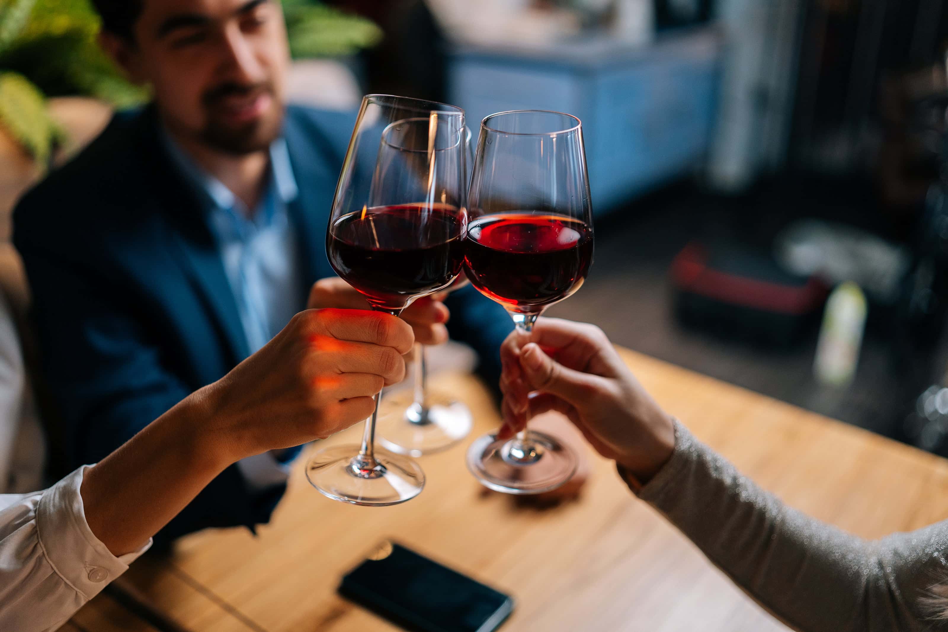 Wine Etikette Essentials: Wie man ein Glas Wein hält – Coravin EU